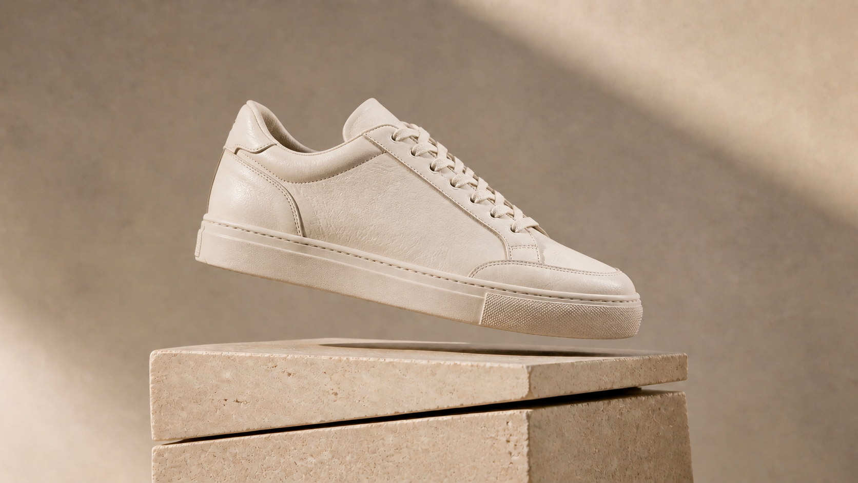 Sneaker blanco suspendido sobre un pedestal mineral dividido